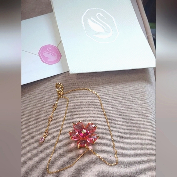 ๐น NWOT Florere necklaceFlower, Pink, Gold-tone plated - Picture 2 of 11